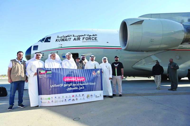  الوزير العوضي والمسؤولون الإغاثيون قبيل إقلاع الطائرة الـ 26