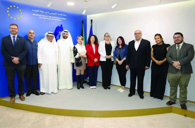 


السفيرة كويستينن متوسطة الإعلاميين 