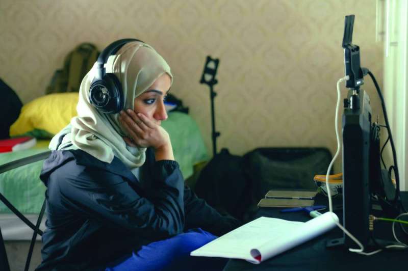 


نهلة الفهد خلف «المونيتور» تتابع التصوير 