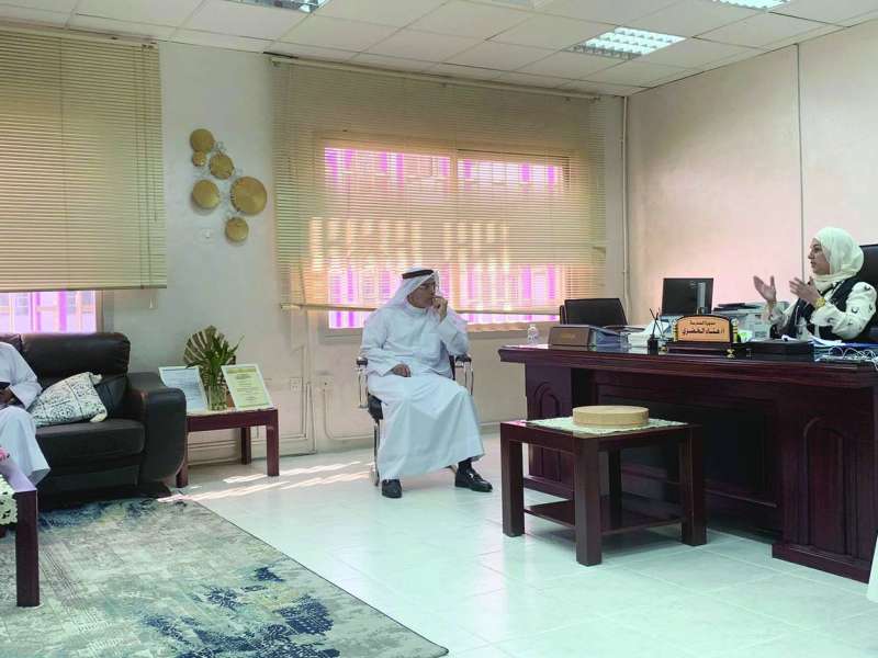 وزير التربية يستمع إلى مديرة المدرسة