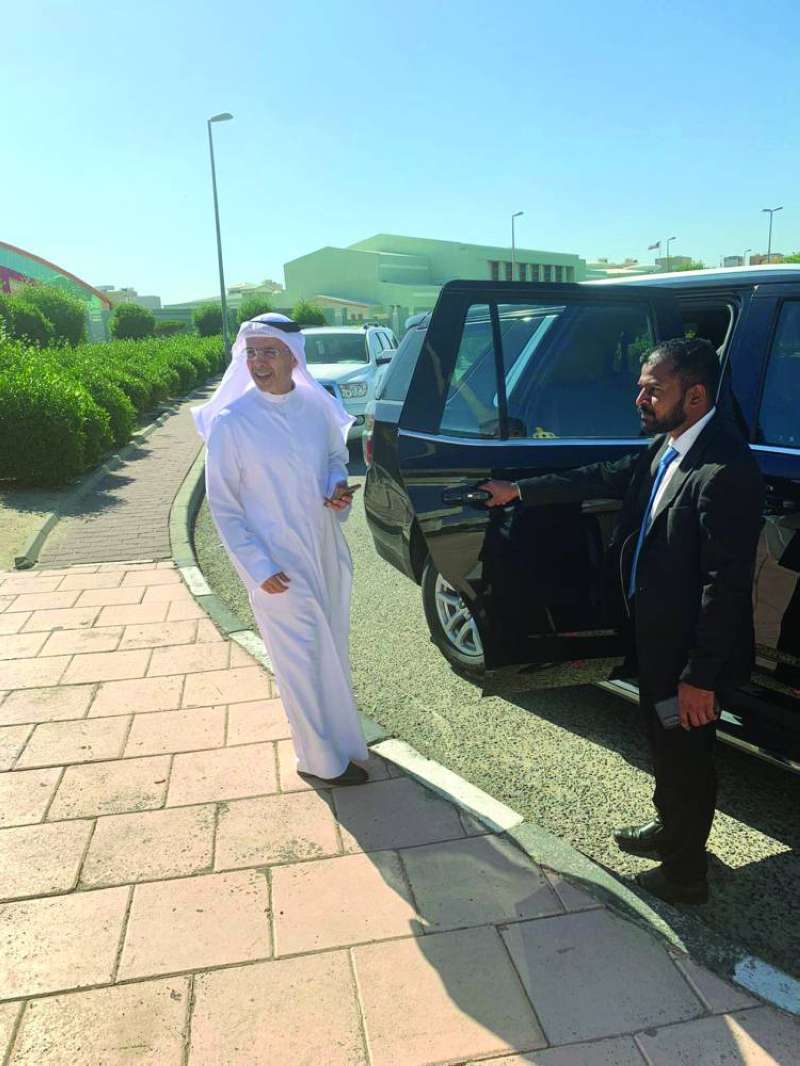 


الوزير مغادراً بعد متابعته الحادثة 