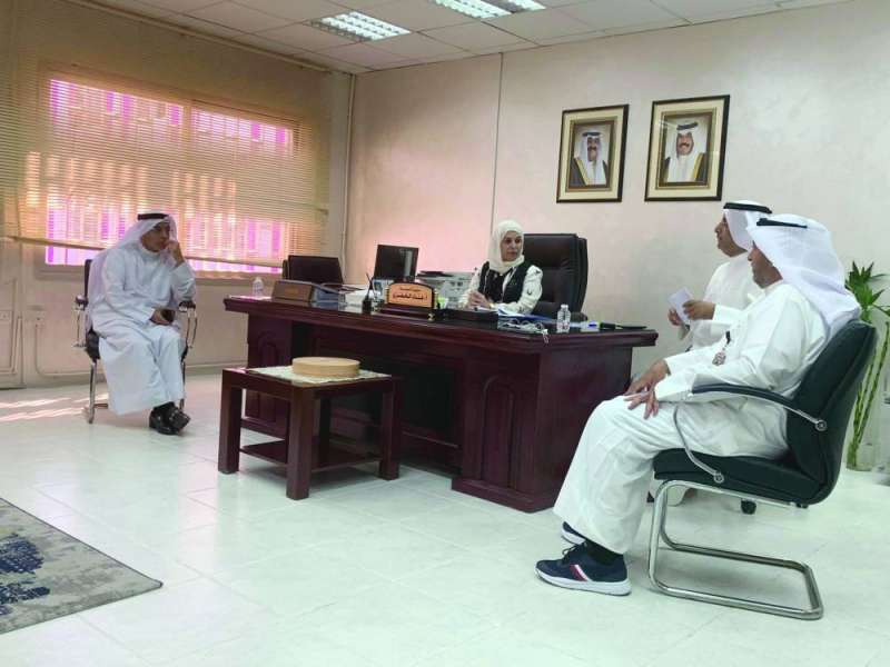 


وزير التربية والوكيل في مكتب مديرة المدرسة 