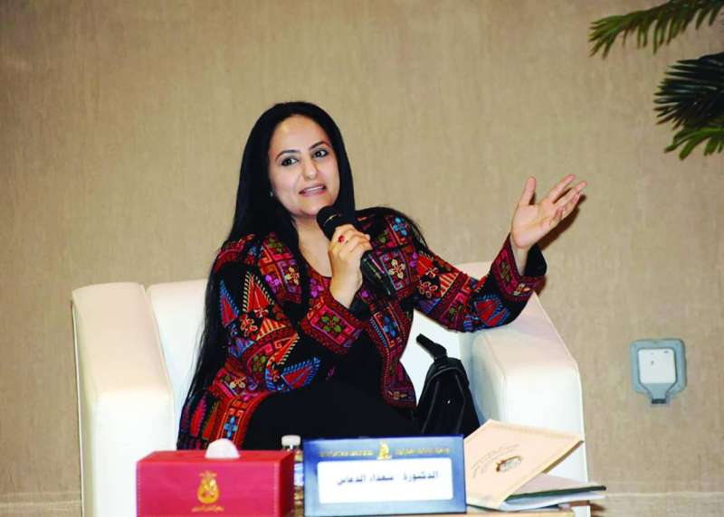 


الدعاس متحدثة خلال الندوة 