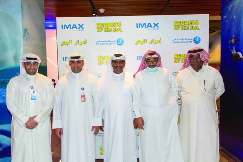 


جمال الردهان ومحمد السنعوسي إلى جانب الفنان الإماراتي سعيد سالم 