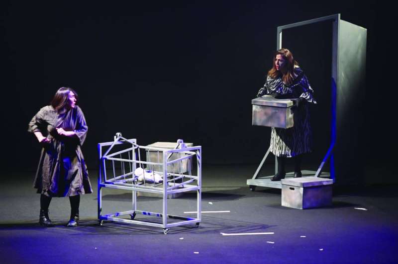 


من أحد عروض مسرحية «طاهرة» 