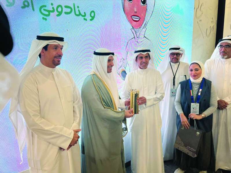 


هدية تذكارية للوزير المطيري من مكتب الشهيد 