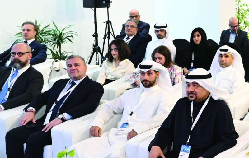 


مهدي والياقوت يتقدمان الحضور	 (تصوير أسعد عبدالله) 