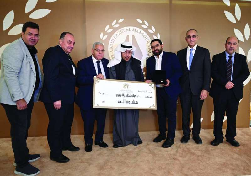 


أحمد عصام الدين... يتسلم شيكاً من مؤسس الجائزة 	 (تصوير أسعد عبدالله) 