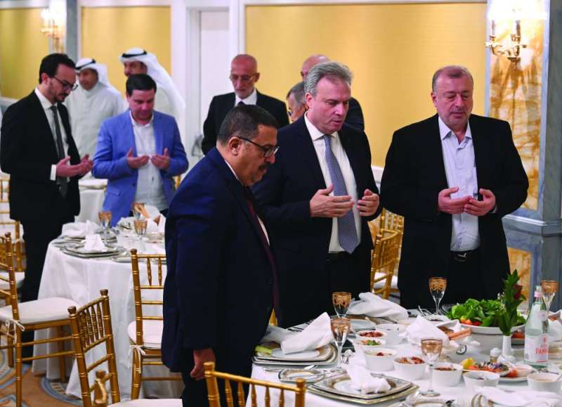 


دقيقة صمت على أرواح الشهداء من أبناء الشعب الفلسطيني 