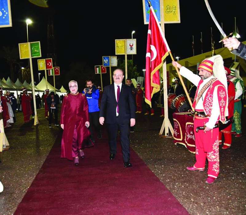 السفيرة سونمز وسردار تشام عقب افتتاح القرية 