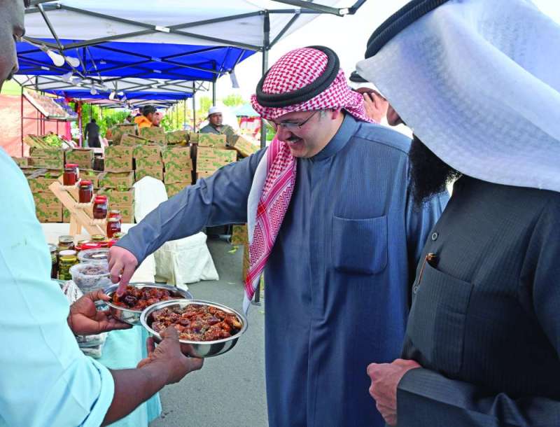 وزير الشؤون يتذوق منتجات المعرض من التمور 	(تصوير أسعد عبدالله) 