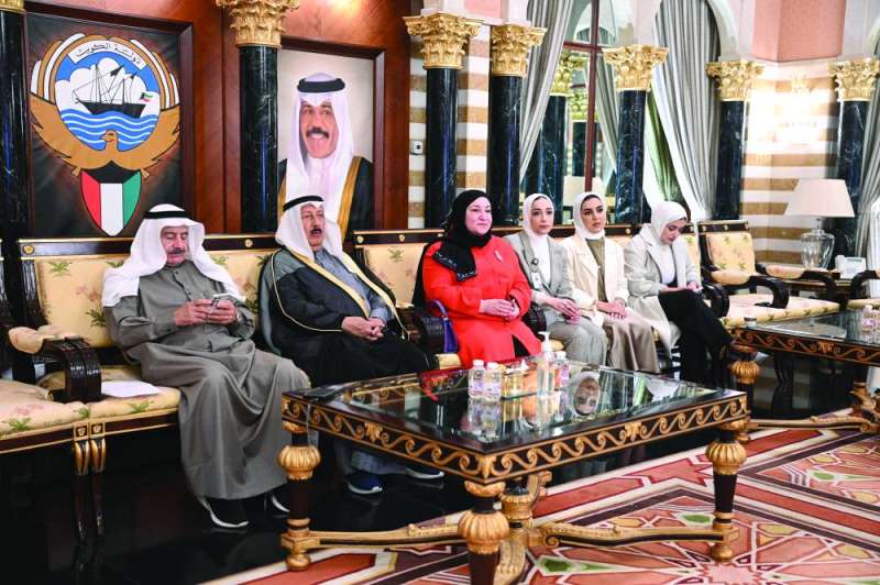 جواد بوخمسين وفيصل الوقيان وفاطمة حيات وفريق وزارة الكهرباء خلال الورشة (تصوير نايف العقلة)