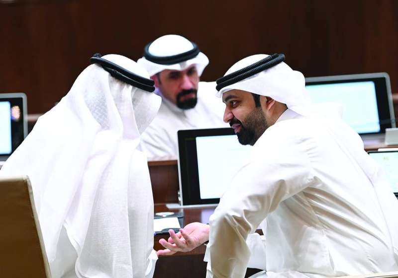 


نقاش بين فهد العبدالجادر وفهيد المويزري ويبدو اسماعيل بهبهاني 