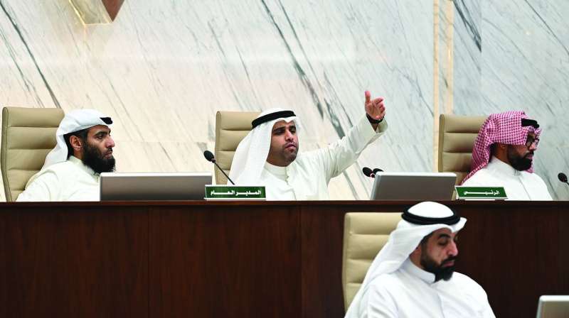 


المحري مترئساً جلسة «البلدي»	 (تصوير نايف العقلة) 