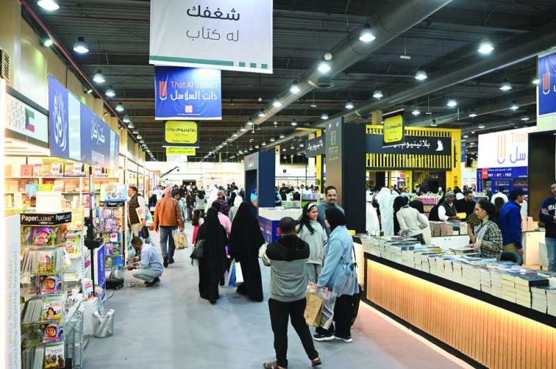 


بين أروقة معرض الكتاب	 (تصوير نايف العقلة) 