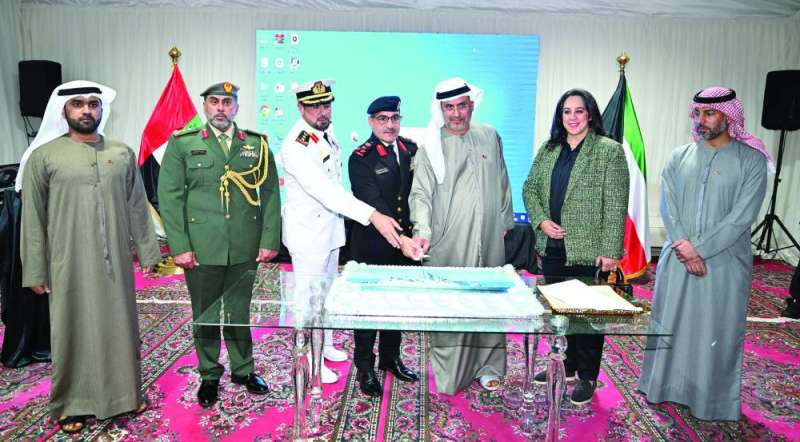 


النيادي والعلاطي والنقبي خلال قص قالب حلوى الاحتفال	 (تصوير أسعد عبدالله) 