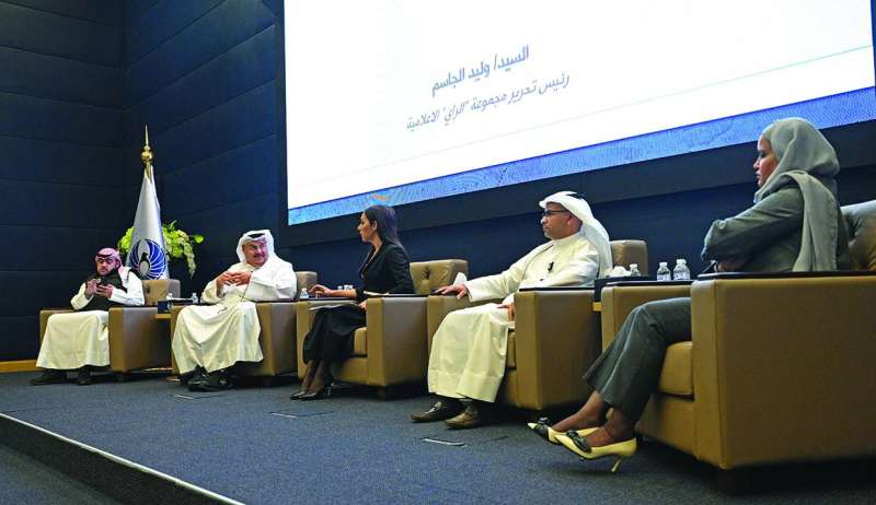 المتحدثون في الحلقة النقاشية: من اليمين منال البغدادي - عيسى العنزي - مدير الجلسة الإعلامية مناير القلاف - وليد الجاسم - يوسف كاظم 	(تصوير نايف العقلة) 