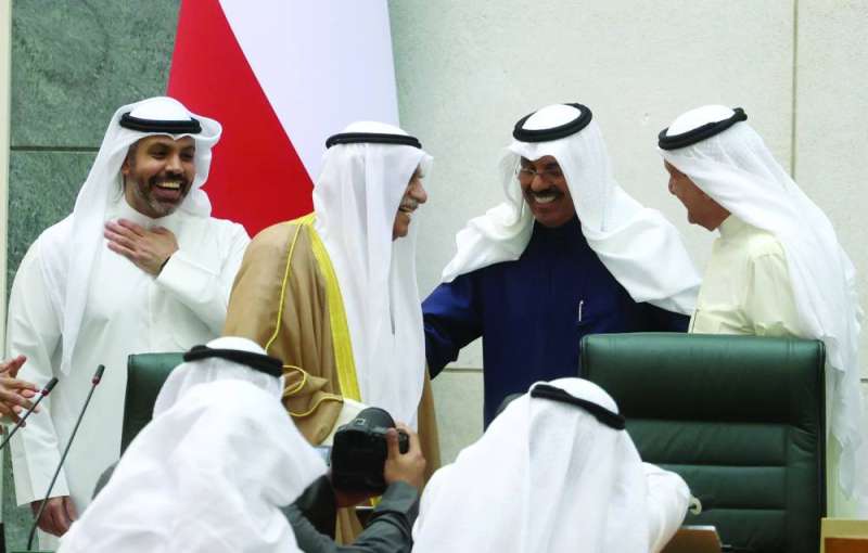 


رئيس الوزراء يتلقى تهنئة السعدون والكندري عقب الاستجواب	 (تصوير أسعد عبدالله) 
