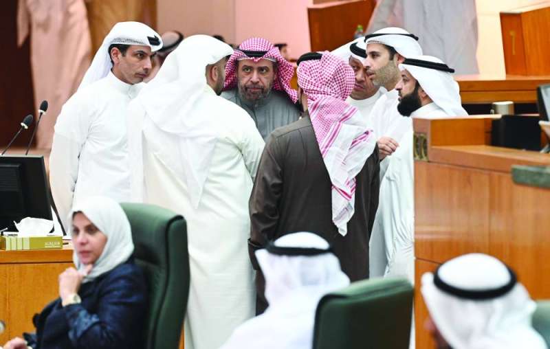 أحمد الفهد في حديث مع النواب أثناء الجلسة