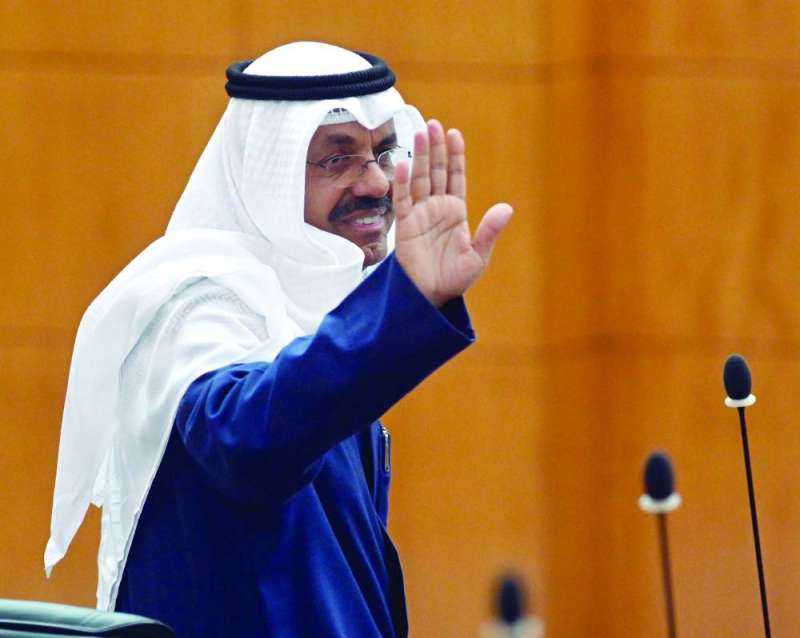 


رئيس الوزراء يحيي الحضور في الجلسة 	(تصوير اسعد عبدالله) 
