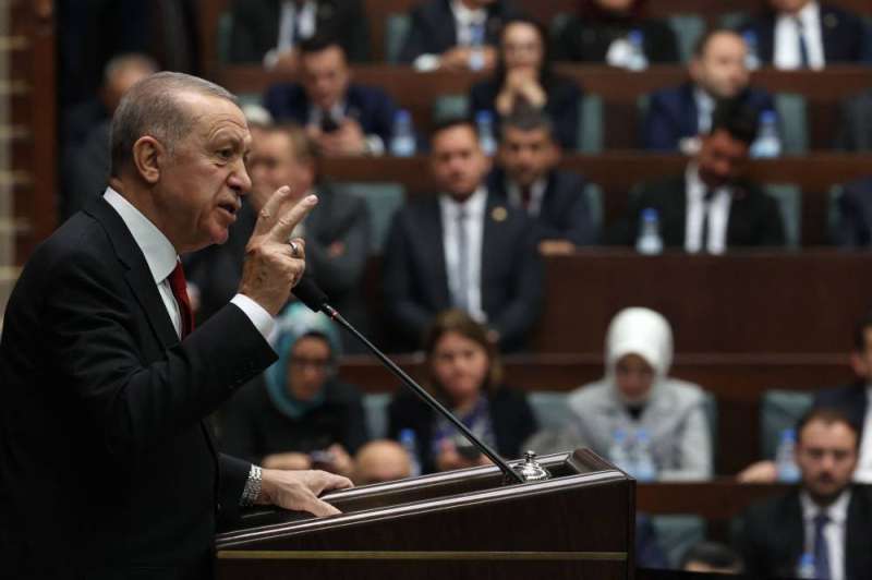 أردوغان متحدثاً أمام كتلته البرلمانية في أنقرة (أ ف ب)