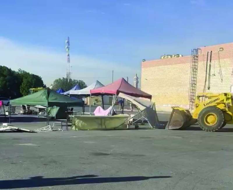 جرافة للبلدية تعمل على إزالة السوق 