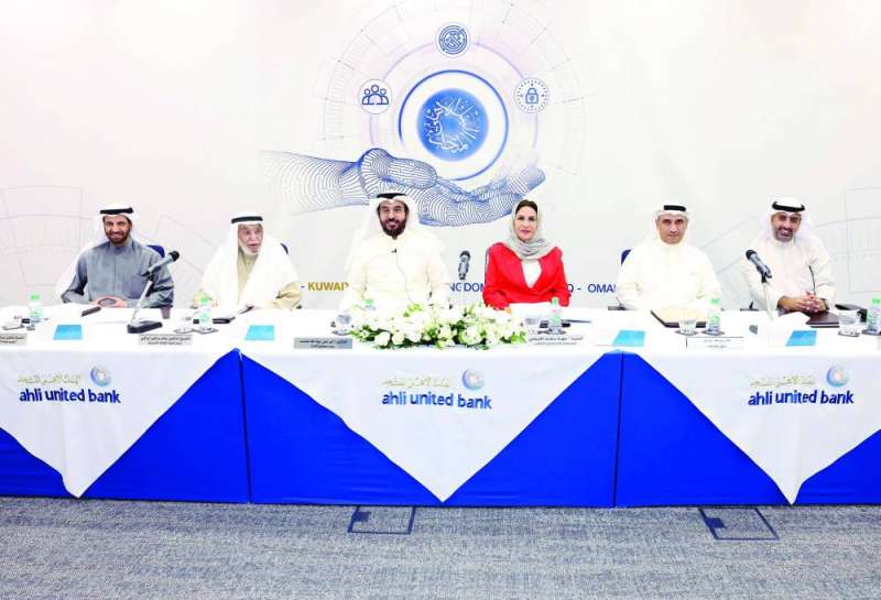 


المضف والحميضي يتوسطان منصة العمومية 