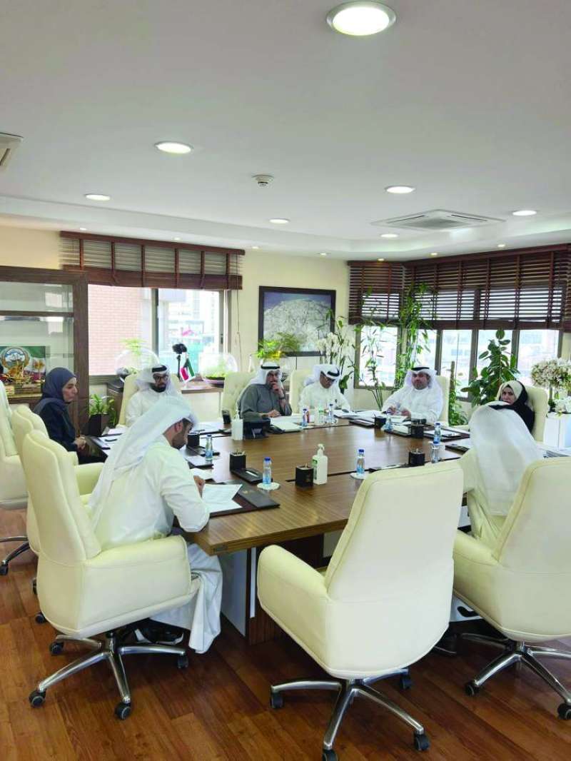 


الدبوس خلال إشرافه على مقابلات الوظائف الإشرافية 