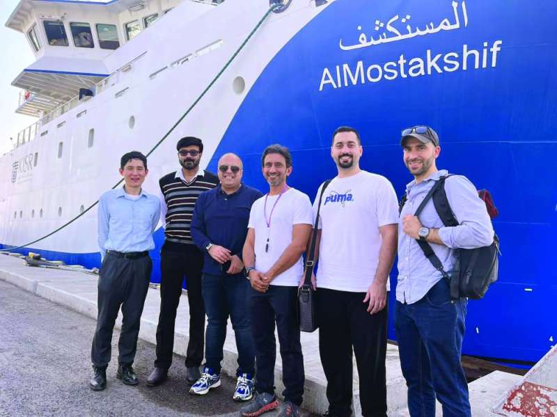 


باحثو المعهد والسفينة قبيل إبحارها 