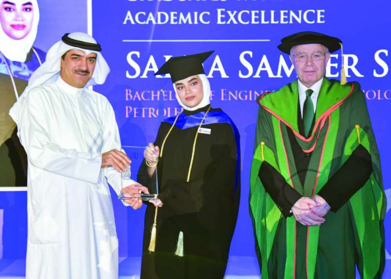 تكريم خريجة متفوقة من الأمين العام للأمانة العامة لمجلس الجامعات الخاصة بالإنابة