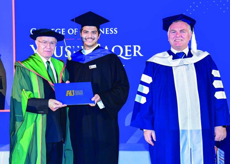 خريج من كلية إدارة الأعمال يتسلم الشهادة