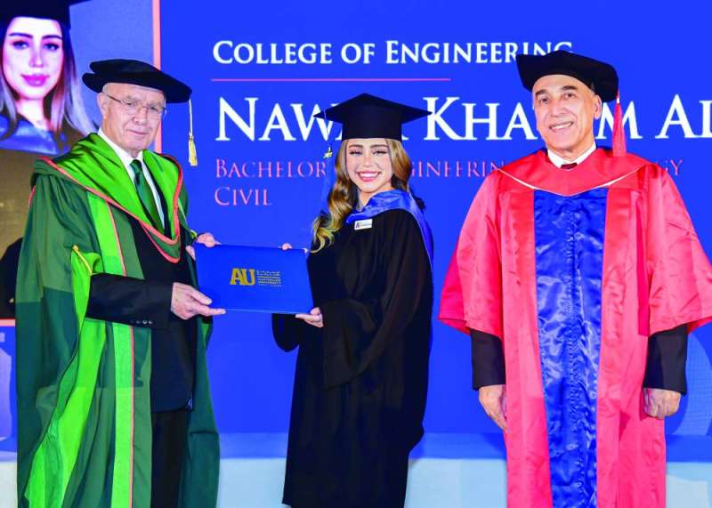 خريجة من كلية الهندسة تتسلم شهادتها