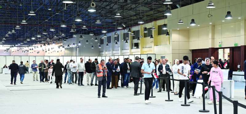 مئات الناخبين في صالة الاقتراع ينتظرون التصويت