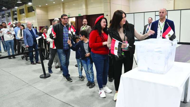 طابور أمام صندوق الاقتراع	 (تصوير نايف العقلة) 