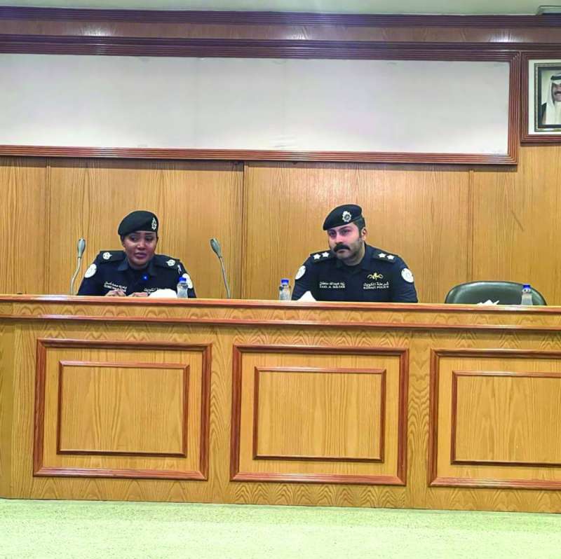 الضابطان يتحدثان في الحلقة النقاشية