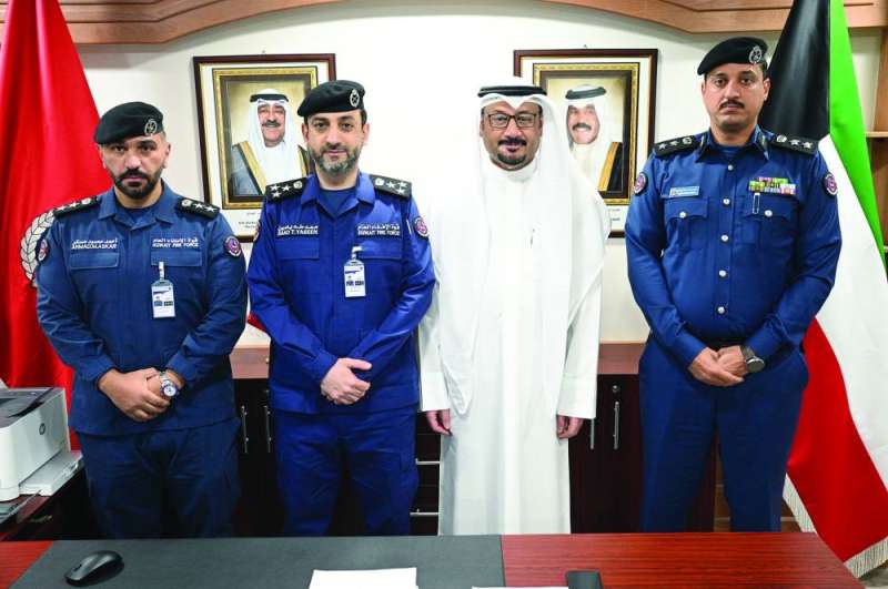 الزميل ناصر الفرحان يتوسط قياديي فريق البحث والإنقاذ 	(تصوير نايف العقلة) 