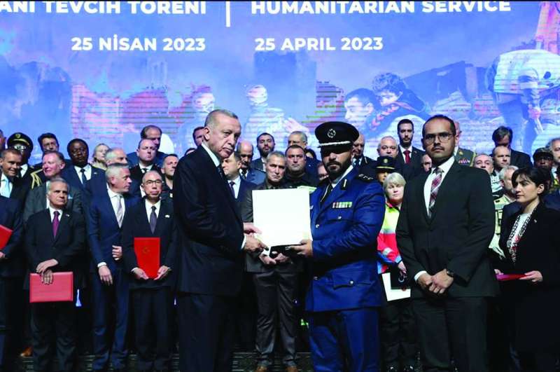  الرئيس التركي يكرم فريق الإنقاذ الكويتي بوسام التضحية العظمى 