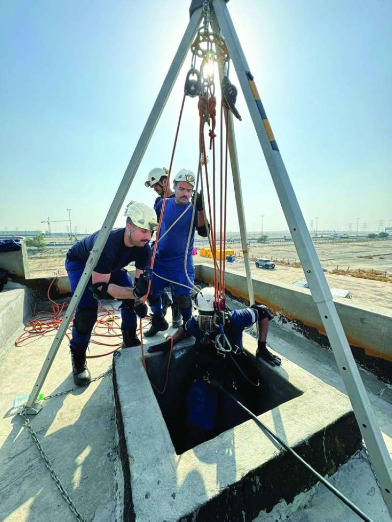 التدريب على الدخول في الحفر والأماكن الضيقة 