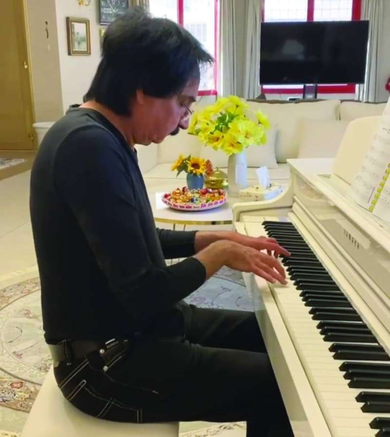 آرتي يعزف على البيانو