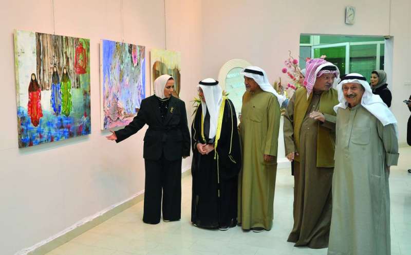 


بن حجي تشرح للبغلي عن لوحاتها بحضور النبهان والسلمان وسلمان 	(تصوير سعود سالم) 