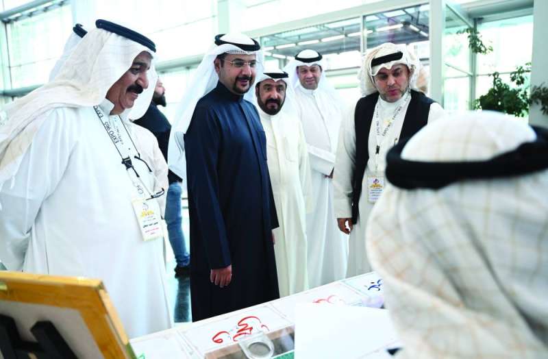 


العدواني في جولة بالمعرض	 (تصوير نايف العقلة) 