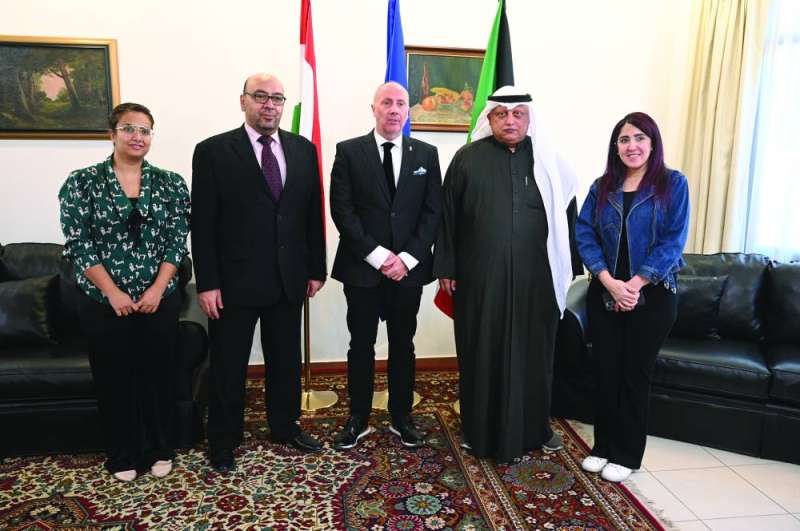 السفير صابو متوسطاً ممثلي وسائل الإعلام 
(تصوير نايف العقلة)
