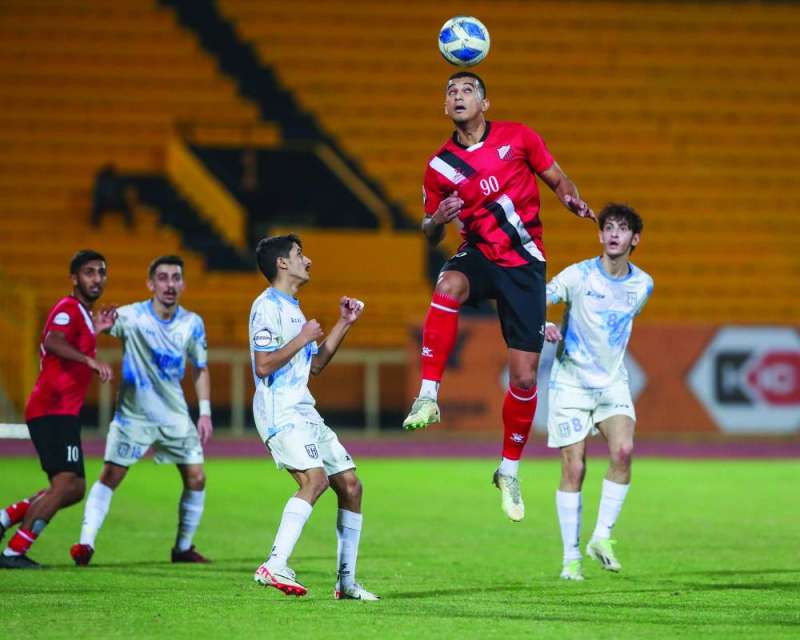 


محترف خيطان رودريغو يسدد الكرة برأسه 