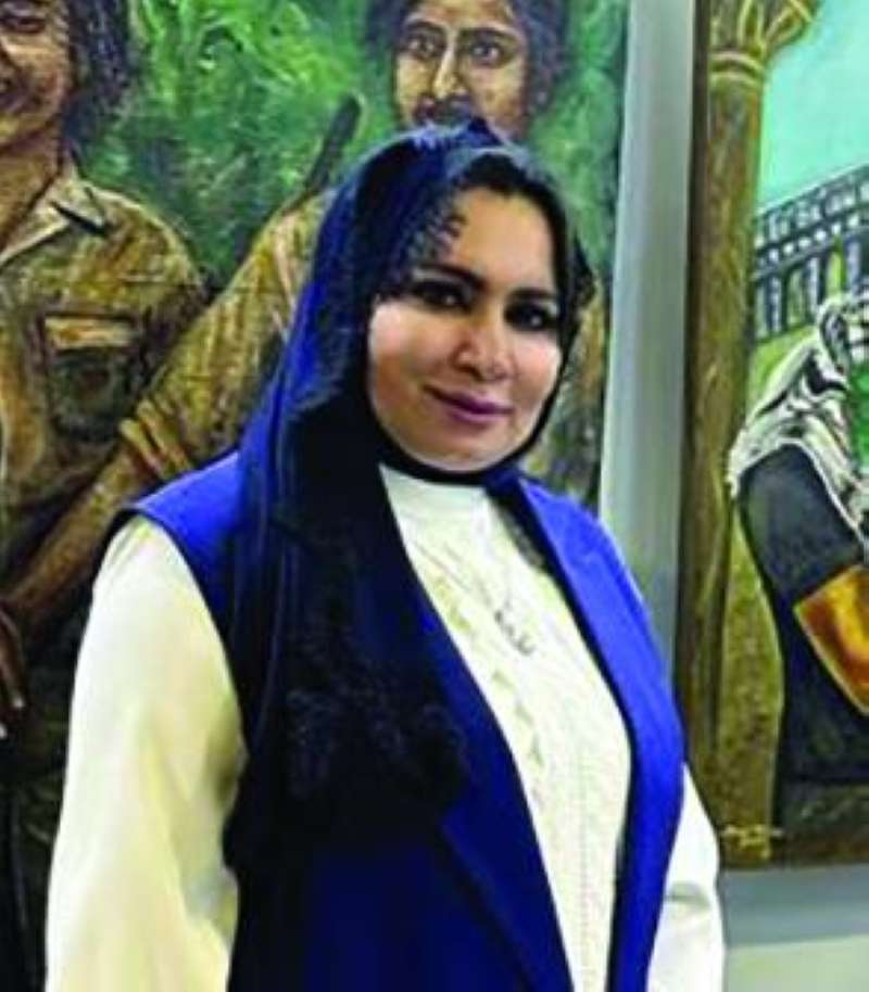 


ابتسام العصفور أمام لوحتها 