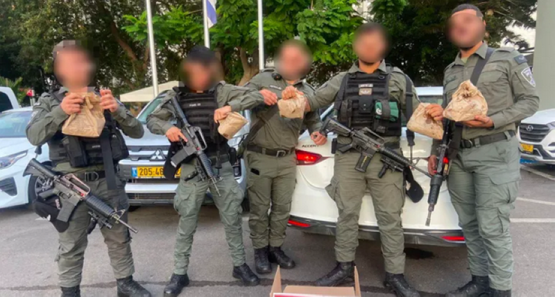 جنود إسرائيليون يتناولون وجبات تبرعت بها مطاعم