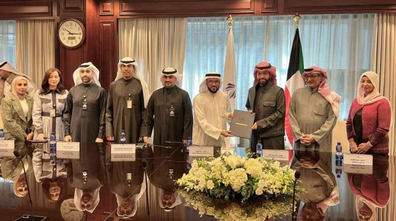 جانب من توقيع العقود