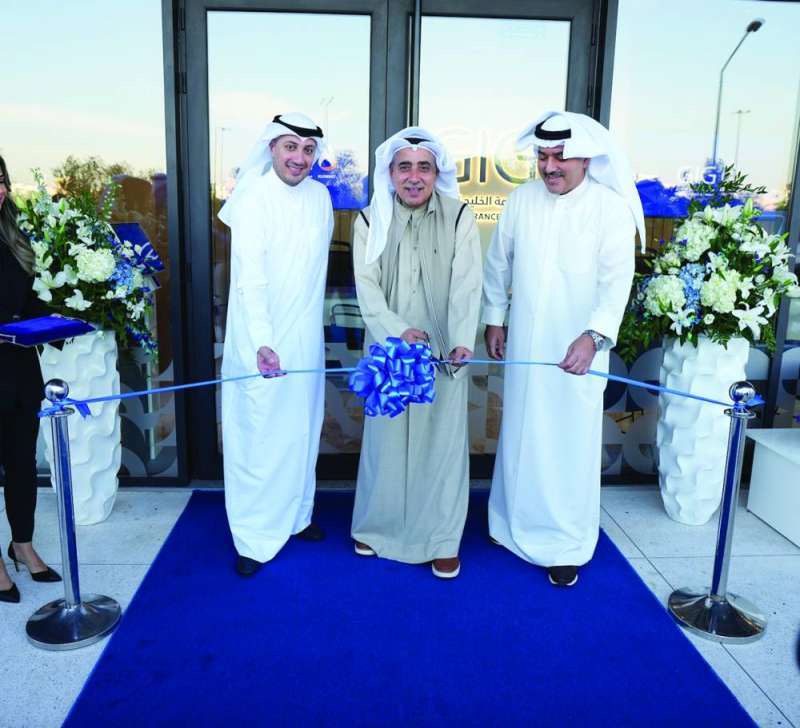 


قص شريط الافتتاح 