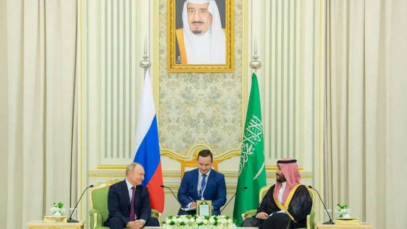 ولي العهد السعودي والرئيس الروسي خلال لقائهما في الرياض أمس
