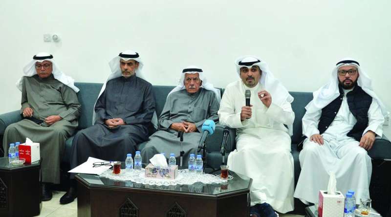 الساير متحدثاً في الندوة ويبدو وزير العدل السابق نواف الياسين (تصوير سعود سالم)