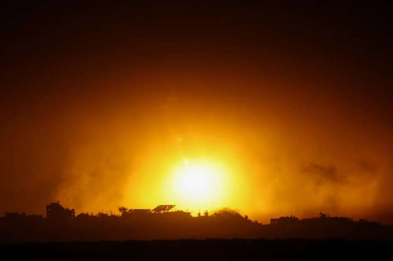 نيران قذيفة تدميرية إسرائيلية في غزة مساء أمس (رويترز)